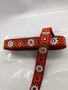 ผ้าลูกไม้กัมธีสีสันสดใสพร้อมลวดลายปักประณีต ใช้กันอย่างแพร่หลายสำหรับขอบผ้าส่าหรีและชุดงานเทศกาล - Product Image 4