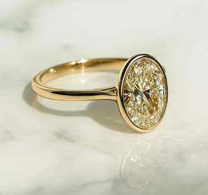 Anillo de Compromiso y Boda de Moissanita con Corte Ovalado de 2 Quilates, Engaste de Garras, Chapado en Oro de 18K, Lujoso, Regalo Perfecto - Product Image 2