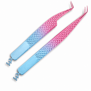 Pince à épiler de précision pour cils avec pointe lisse, design métallique dégradé rose et bleu ciel pour une application facile - Product Image 6