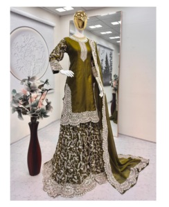Tenues Gharara brodées pakistanaises, robes Sharara de créateur pour femmes à prix d'exportation pour les fiançailles et les rassemblements traditionnels - Product Image 1