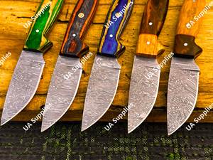 Couteau de camping Skinner à pointe tombante en acier Damas forgé à la main, personnalisable, avec support OEM/ODM, fourreau en cuir coloré - Product Image 3