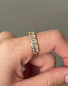Bague demi-éternité en diamant émeraude de laboratoire de 3,50 carats, sertie de diamants émeraude, alliance de mariage certifiée IGI - Product Image 3