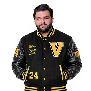 Veste universitaire unisexe verte crème avec logo jaune et numéro brodés en chenille, design décontracté, personnalisable avec logo. - Product Image 5