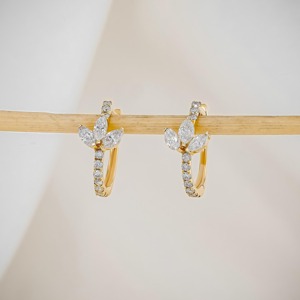 Pendientes de Aro con Diamantes y Flor de Loto en Oro de 18k, Corte Marquesa, Joyería Floral Inspirada en la Naturaleza, Pendientes Elegantes y Delicados - Product Image 4