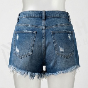 Shorts de mezclilla de cintura alta con borde deshilachado de primera calidad para mujer, diseño urbano, pierna corta, color personalizado, para atuendos casuales de verano - Product Image 2