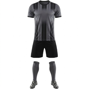 Conjunto de camiseta de fútbol personalizada al por mayor para hombre, negra y gris a rayas, camiseta de fútbol personalizada, transpirable, de poliéster ligero, con cuello redondo. - Product Image 1
