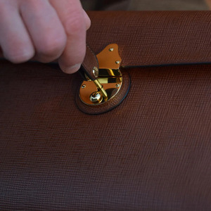Bolso de mano de cuero genuino premium con organizador de llaves inteligente, almacenamiento compacto y cremallera de alta calidad a un precio asequible. - Product Image 6