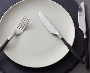 Ensembles de couverts noirs élégants avec poignées argentées, parfaits pour la maison, les restaurants, les hôtels et les cadeaux. - Product Image 3