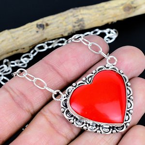 Collar con Colgante de Piedra Preciosa en Forma de Corazón Rojo: Joyería de Diseño Hecha a Mano en Plata de Ley 925 - Product Image 2