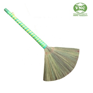 Balai à herbe vietnamien avec long manche en plastique, poils doux, écologique et durable pour le nettoyage des meubles et des sols - Prix - Product Image 4