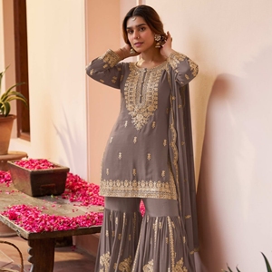 Conjunto de traje Sharara Chinon de diseñador Royal Export con bordado de lentejuelas, dupatta de chinon pesado y forro de crepé de seda. - Product Image 3