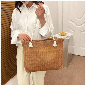 Lleva tus artículos esenciales de playa en esta elegante bolsa de hilo natural con asas de cuerda blanca resistentes y un aspecto clásico tejido. - Product Image 4