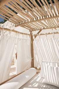 Chaise longue à baldaquin en teck massif artisanal, mobilier moderne pour extérieur, jardin, bord de piscine, villa, hôtel, projet hôtelier, avec coussin - Product Image 4