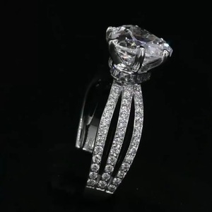 Anillo de Oro Blanco de 14K con Diamante Cultivado en Laboratorio de 2.00CT, Corte Corazón Romántico, con Piedras Laterales, Certificado IGI, Regalo de Aniversario o Compromiso para Mujer - Product Image 3