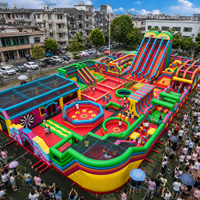 Parc d'obstacles gonflable géant commercial avec toboggan, jeux d'escalade, défis interactifs, aire de jeux d'aventure