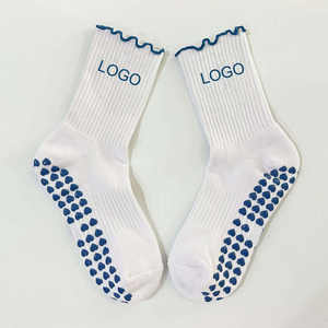 Chaussettes de sport antidérapantes personnalisées avec logo pour hommes, chaussettes de yoga et de pilates respirantes en coton à séchage rapide pour l'automne - Product Image 1