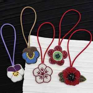 Breloques de sac élégantes en perles de rocaille brodées, technique de tissage artisanale créative avec détails perlés - Product Image 4