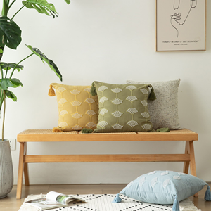 Housse de coussin en coton au design original, style bohème, avec pompons, motif feuille de Ginkgo et broderie de perles - Product Image 1
