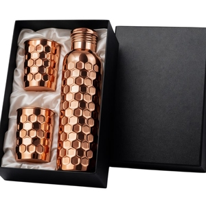 Colección de Artículos para Bebidas de Cobre Antiguo Hechos a Mano – Botella de 1 Litro a Prueba de Fugas con Diseño de Panal de Abeja y 2 Vasos en Caja de Regalo con Forro de Satén - Product Image 2