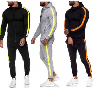 Survêtement noir pour homme, manches longues, capuche, fermeture éclair, poches latérales, coupe ajustée, style sportif automne, 100% polyester, design rayé - Product Image 2