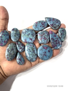 Rubis naturel et kyanite, pierres précieuses brutes, cabochons, formes et tailles variées, environ 20 à 30 mm - Product Image 6