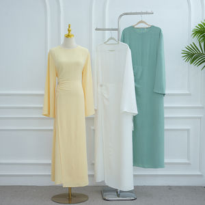 Abaya de Lujo al por Mayor OEM Dubai, Vestido Musulmán Modesto para Mujer, Elegante Abaya Maxi de Crepé Suave Color Amarillo Mantequilla para Eid, con Broche - Product Image 6