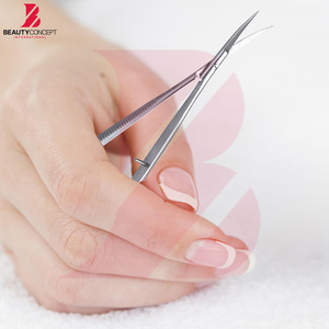 Microtijeras de color plateado con extremos dorados, instrumento de belleza de calidad premium, 5.5 pulgadas, cuchillas rectas, tijeras de belleza con resorte. - Product Image 5