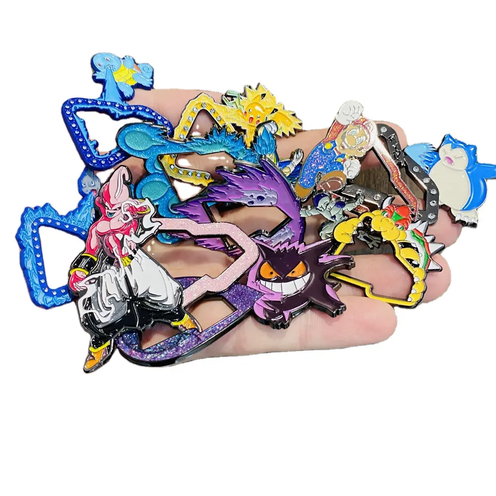 Pino de metal de anime com logotipo personalizado, pin de chapéu com moldura de desenho bonito, crachá de lapela para chapéu com desenho animado em cores brilhantes