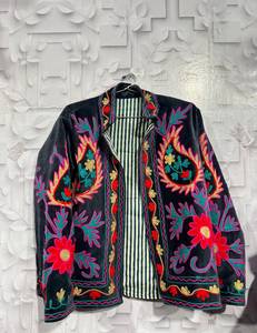Blazer de terciopelo con cuello alto, bordado a mano con motivos florales, manga larga, chaqueta para mujer, ropa de otoño, proveedor B2B de chaquetas Suzani - Product Image 2