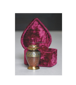 Urnes souvenirs en laiton durables pour les cendres fabriquées avec un art traditionnel parfait pour les cadeaux commémoratifs - Product Image 5
