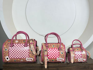 กระเป๋าเดินทางหนังวัวลายตารางหมากรุกสีชมพูและสีขาว รุ่นใหม่ปี 2026 พร้อมลายแกะสลักตกแต่ง - Product Image 4