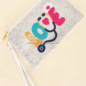 Pochette de soirée artisanale perlée et durable, motif infirmière, thème médical, sac à main de fête, fermeture magnétique, logo personnalisé, cadeau pour le secteur de la santé - Product Image 2