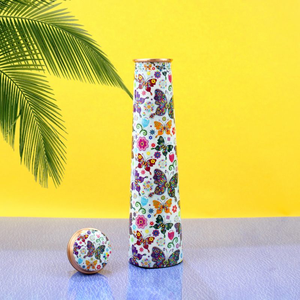 Bouteilles d'eau en cuivre pur à motif papillon, très demandées, disponibles avec impressions personnalisées et emballage haut de gamme - Product Image 1