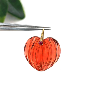 Colgante de cuarzo granate tallado en forma de calabaza, colgante de cuarzo granate tallado en forma de corazón, amuleto tallado chapado en oro, colgante de corazón tallado, mayorista - Product Image 1