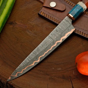 Couteau en acier Damas forgé à la main avec manche en résine, étui en cuir, finition satinée, ambidextre, style artisanal - Product Image 4