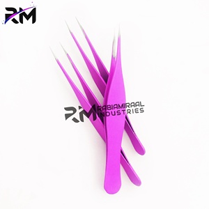 Juego de pinzas para cejas RMI de alta calidad, con punta plateada y recubrimiento en polvo de color rosa oscuro, de acero inoxidable, punta inclinada y ligeras. - Product Image 5