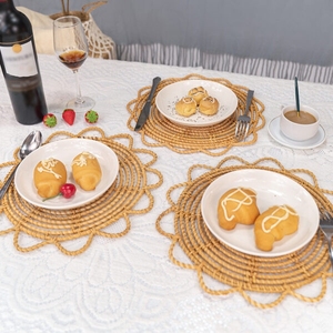 Sous-plat élégant en rotin naturel en forme de fleur, tressé à la main, pour table de salle à manger, décoration d'événements et de mariages - Product Image 1