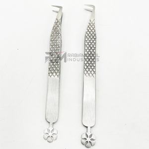 Pinzas para pestañas RMI, nuevo producto, diseño plateado con mariposa y flor en la parte inferior, punta mate a 90 grados. - Product Image 4