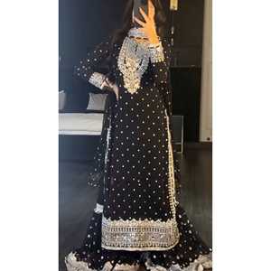 Vestido de Noche de Diseñador con Top-Dupatta y Parte Inferior con Bordado Pesado de Lentejuelas - Product Image 5