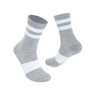 Chaussettes de yoga noires pour femmes, mi-mollet, en coton, antidérapantes avec silicone, pour fitness intérieur, Pilates, sport, chaussettes longues à grip - Product Image 2