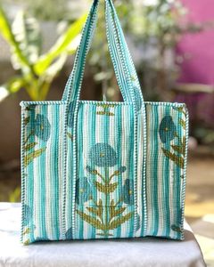 Sac fourre-tout matelassé rayé bleu sarcelle en coton, sac à main esthétique pour l'été - Product Image 1
