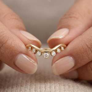 Anillo minimalista de banda ondulada con diamantes de corte redondo cultivados en laboratorio con oro amarillo de 14 quilates, joyería fina, regalo de compromiso y boda para enamorados. - Product Image 3