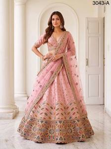 Lehenga Choli en soie slubb de luxe, fabriqué en Inde, avec un travail lourd de Gotta Patti et des broderies, collection mariage, à vendre - Product Image 6