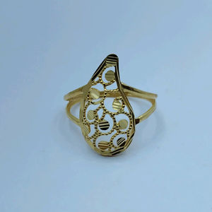 Anillo de Oro Elegante de Diseño para Mujer, Anillo de Dedo con Patrón de Trabajo de Mano Estilizado, Joyería Moderna y Ligera para Uso Diario - Product Image 1