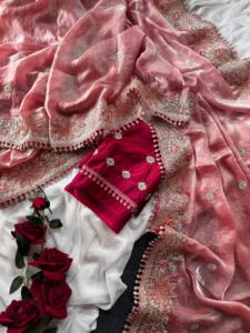 El sari viene en una hermosa tela brillante con un borde floral y bordados detallados, y pequeños borlas colgantes que añaden un toque real. - Product Image 6