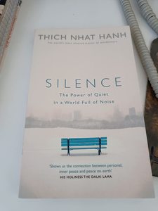 ความเงียบโดยเพนกวิน หนังสือปกอ่อนภาษาอังกฤษ หนังสือเรื่องการตระหนักรู้เรื่องความสงบภายในและการใช้ชีวิตอย่างมีสติ - Product Image 3