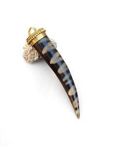 Pendentif artisanal en os de bœuf rayé avec capuchon et attache dorés, breloque de collier tribal vintage - Product Image 1