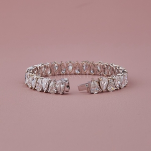 Nuevo Brazalete de Diamantes con Corte de Pera de 25.00 Quilates para Boda y Aniversario, con Claridad VVS y Certificado IGI - Product Image 3