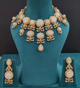 Ensemble de colliers inspirés de Sabyasachi, qualité supérieure, bijoux de luxe, parfaits pour les mariages, les occasions festives, les soirées. - Product Image 4