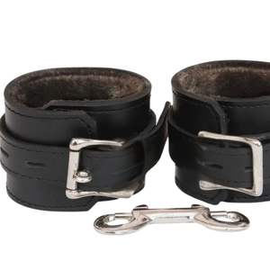 Menottes en cuir de vachette avec rembourrage confortable et anneaux métalliques robustes - Product Image 2